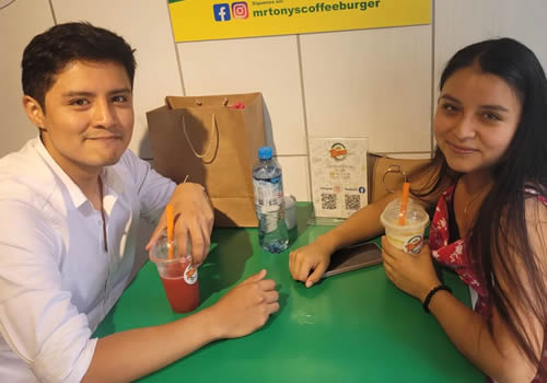 personas en un evento deportivo frente a puesto de catering de comidas